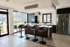 Fridge, microwave, oven, stovetop - Luxury modern villa with spectacular views of sea and heated private pool (La Herradura)