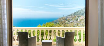 Villa moderne de luxe avec vue spectaculaire sur la mer, piscine privée et jacuzzi