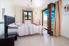 5 bedrooms, iron/ironing board, travel cot, free WiFi - Luxury modern villa with spectacular views of sea and heated private pool (La Herradura)