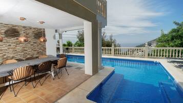 Een buitenzwembad en een verwarmd zwembad