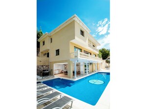Utomhuspool och uppvärmd pool