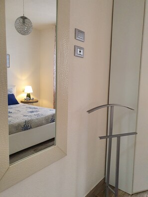 2 bedrooms, in-room safe, iron/ironing board, free WiFi - Elba, Sunshine Coast, your home by the sea (chiessi)