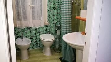 Sèche-cheveux, bidet, serviettes fournies