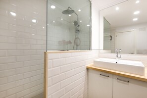 Regadera, secadora de cabello, toallas, papel de baño 
