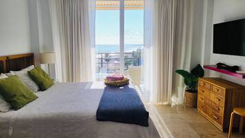 1 dormitorio, escritorio, tabla de planchar con plancha y cuna de viaje