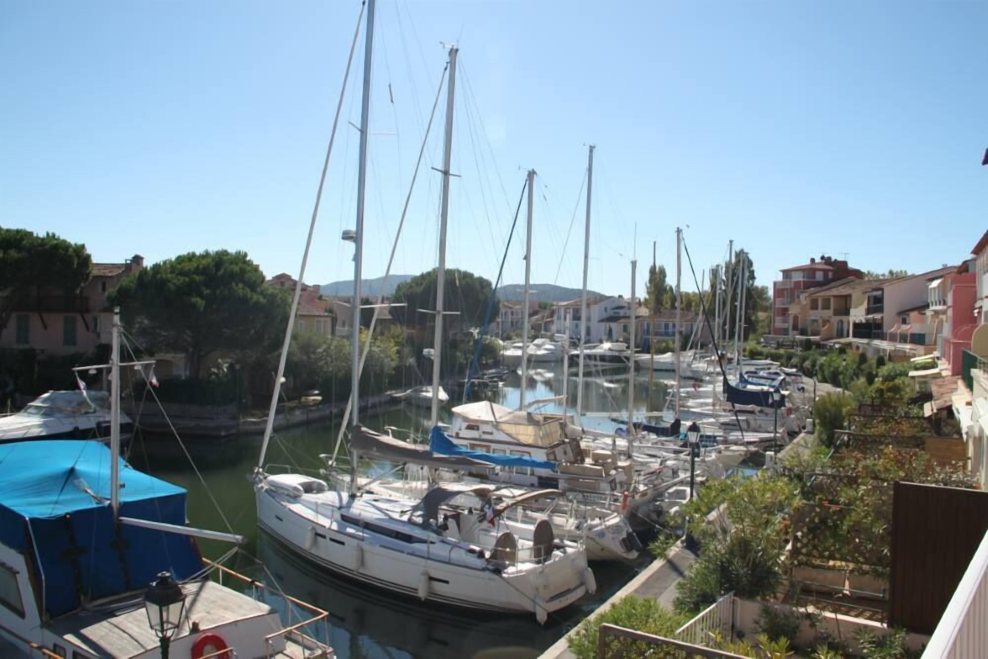 Un puerto deportivo con varios veleros amarrados.