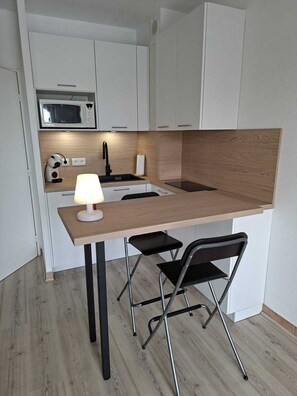 Kühlschrank, Mikrowelle, Ofen, Herdplatte