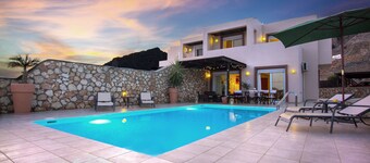 Villa de luxe moderne avec piscine privée et superbes vues sur la mer