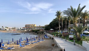Beach nearby, sun loungers, beach towels