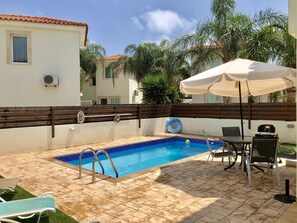 Outdoor pool - BEAUTIFUL 2 BED VILLA, PRIVATE POOL, WIFI, CLOSE TO BEACH/MARINA SHOPS & BARS (Paralimni)