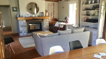 Télévision, cheminée, table de tennis de table, livres