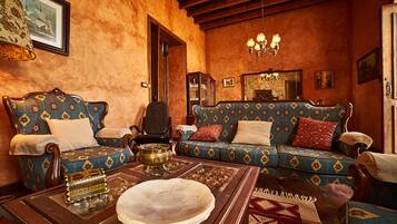 Een televisie, een open haard, een dvd-speler en boeken