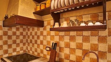 Een koelkast, een magnetron, een kookplaat