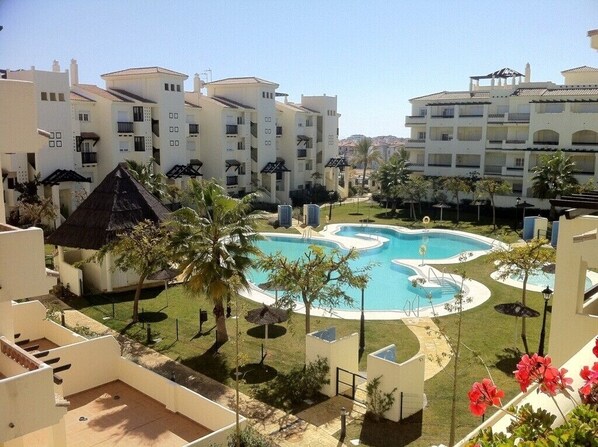 Una piscina al aire libre