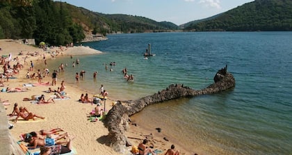 belle demeure dans le parc national des cevennes avec grande piscine chauffée