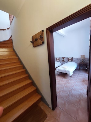 3 bedrooms, in-room safe, iron/ironing board, travel cot - Town House Within Lagos Castle Walls (Lagos)