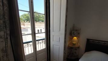 3 bedrooms, in-room safe, iron/ironing board, travel cot