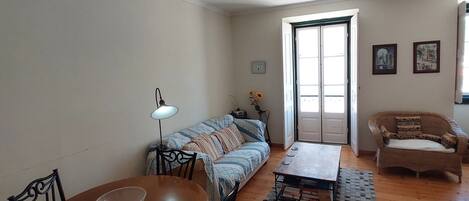 Smart-TV, DVD-Player, Bücher, Videothek