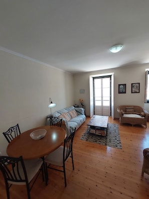 Smart TV, DVD player, books, video library - Town House Within Lagos Castle Walls (Lagos)