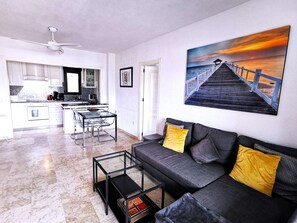 Smart TV, DVD player, livros, biblioteca musical
