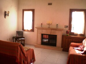 TV, fireplace - Villa Benibrai. Private pool, A/A, Wifi, 3 bedrooms (Xaló)