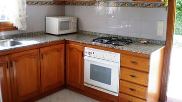 Een koelkast, een magnetron, een oven, een kookplaat