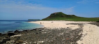 Charming private cottage in the heart of Skye, near Portree.  Family-friendly.