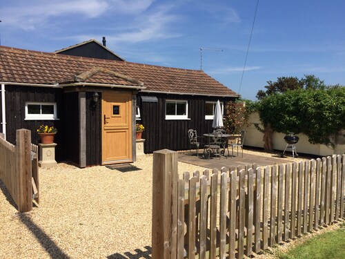 DAIRY COTTAGE. Delightful luxury rustic cottage nr New Forest and South Coast.