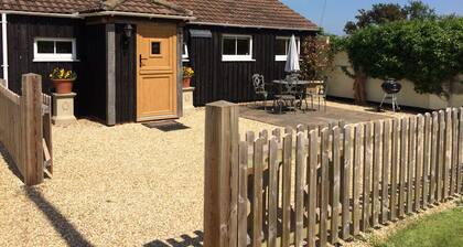 DAIRY COTTAGE. Delightful luxury rustic cottage nr New Forest and South Coast.