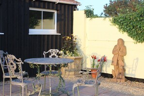 Outdoor dining - DAIRY COTTAGE. Delightful luxury rustic cottage nr New Forest and South Coast. (Fordingbridge)