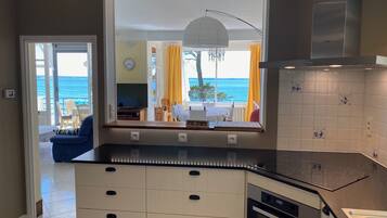 Frigorífico, microondas, horno y placa de cocina