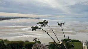 Plage, chaises longues, serviettes de plage