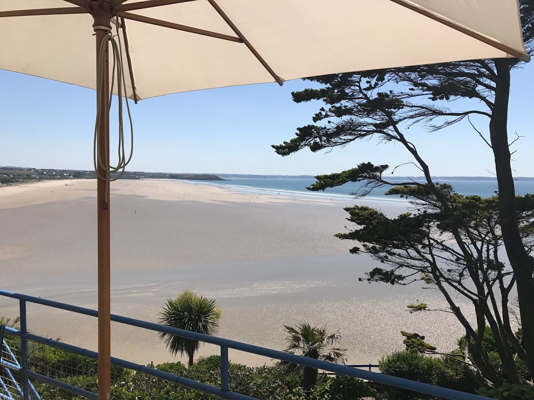 Plage, chaises longues, serviettes de plage