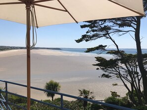 Plage, chaises longues, serviettes de plage