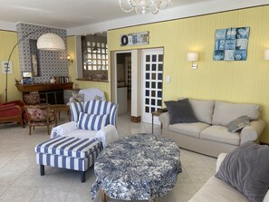 TV, DVD player, pebolim, livros