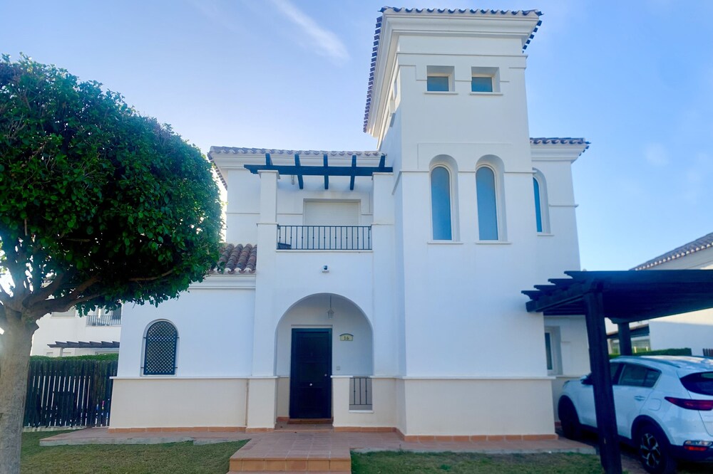 Villa Enebro, 3 Bed/3 Bath Villa, Private Pool & Jacuzzi on La Torre Golf Resort