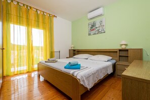 3 bedrooms, iron/ironing board, free WiFi, bed sheets - Fenced family and pet-friendly Villa near Rabac, fully air-cond, quiet location (Kapelica)