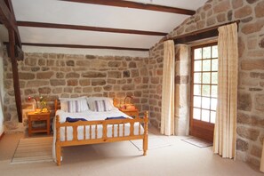 5 habitaciones, escritorio y tabla de planchar con plancha 