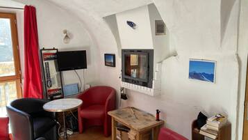 Una televisión, un reproductor estéreo