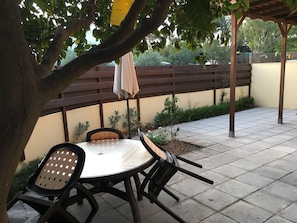 Outdoor dining - A 3 minute walk to the beach             (Larnaca)