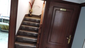 A wooden staircase leading to a door labeled "Privado."