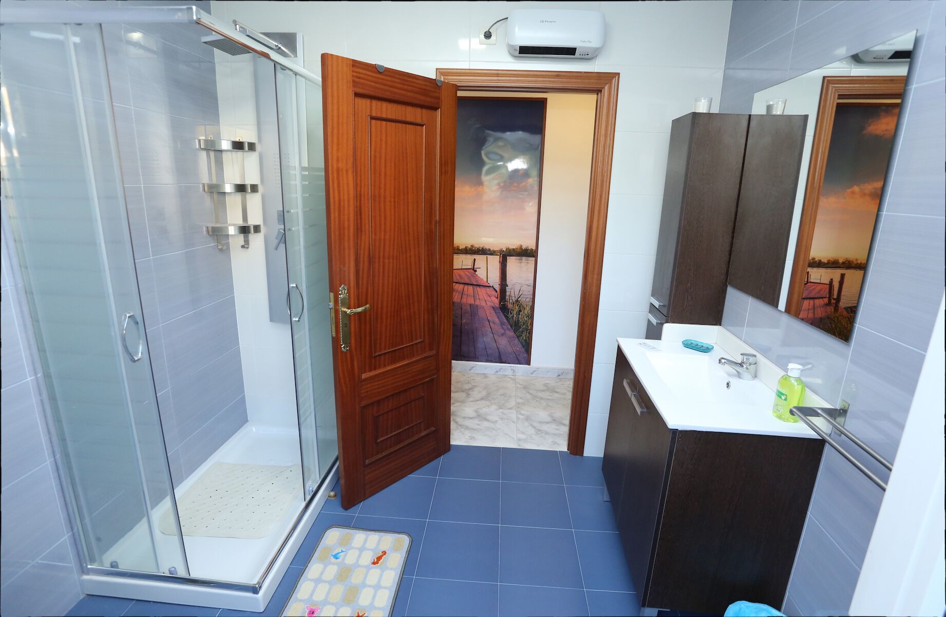 Een douche, een haardroger, een bidet, handdoeken