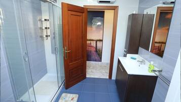 Een douche, een haardroger, een bidet, handdoeken