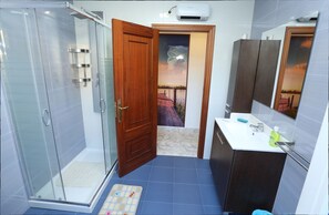 Dusche, Haartrockner, Bidet, Handtücher