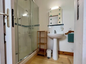 Bruser, hårtørrer, håndklæder, Toiletpapir