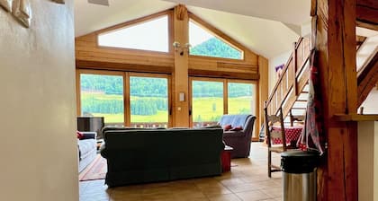 Large Top Floor Apartment with balcony & views! Sleeps 10, family friendly.