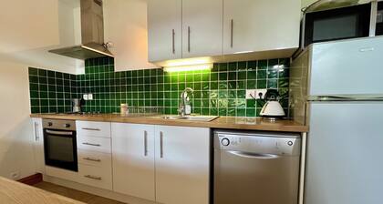 Large Top Floor Apartment with balcony & views! Sleeps 10, family friendly.