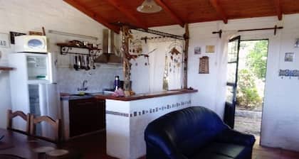casa de dos dormitorios para 5/6 personas ubicada en el cerro del toro, cochera