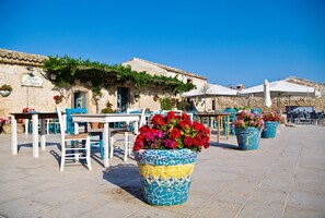 Outdoor dining - beautiful apartment in villa, private beach with umbrellas and sunbeds (Marzamemi)