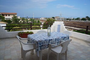 Outdoor dining - beautiful apartment in villa, private beach with umbrellas and sunbeds (Marzamemi)